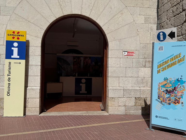 Punt informacio turistica plaça Gala-Salvador Dali.jpeg