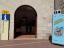 Punt informacio turistica plaça Gala-Salvador Dali.jpeg