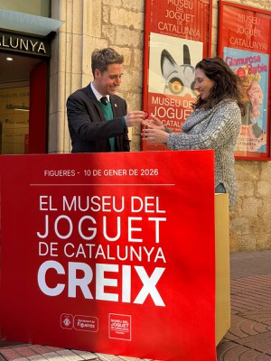 Jordi Masquef cedint les claus a Anna Joan