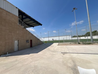 S'executa la connexió de la xarxa d'aigua calenta sanitària del camp de futbol de la Marca de l'Ham amb l’escola Anicet de Pagès.